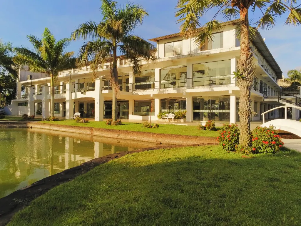 Salón Laguna Real, rodeado de jardines, laguna natural con su isla y tamaño personalizable