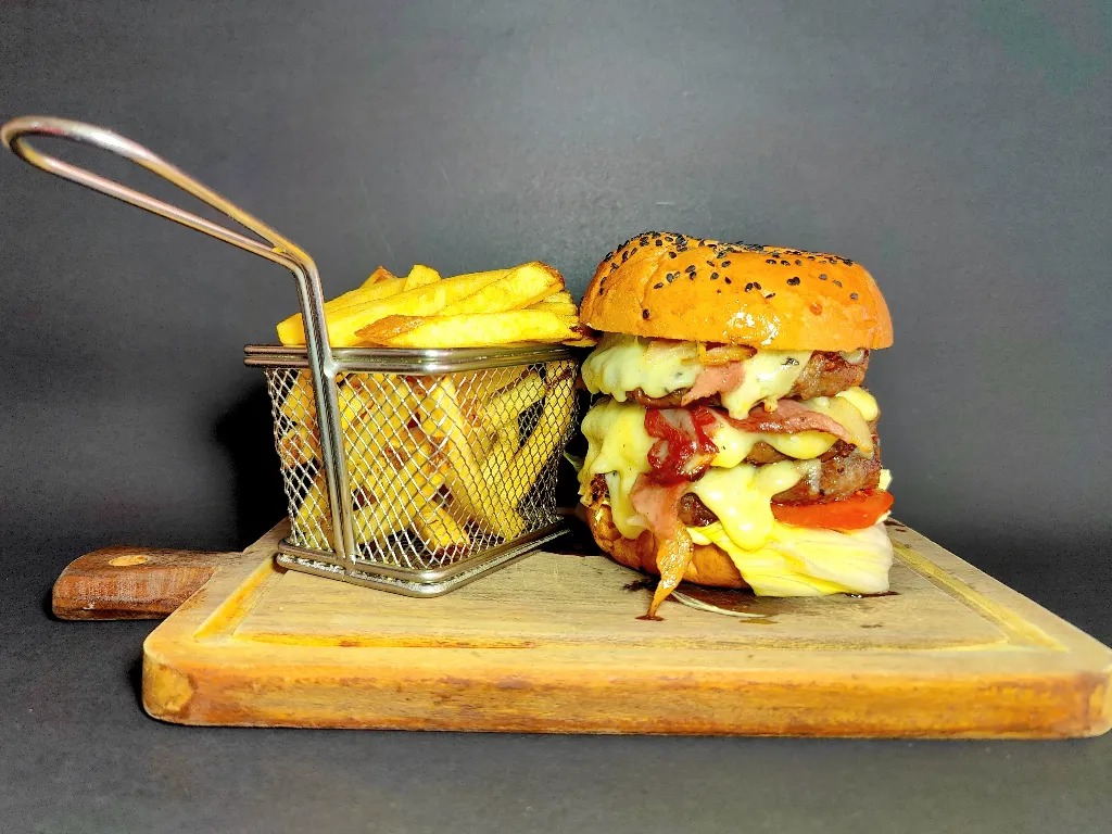 Hamburguesa Salvaje triple a la parrilla