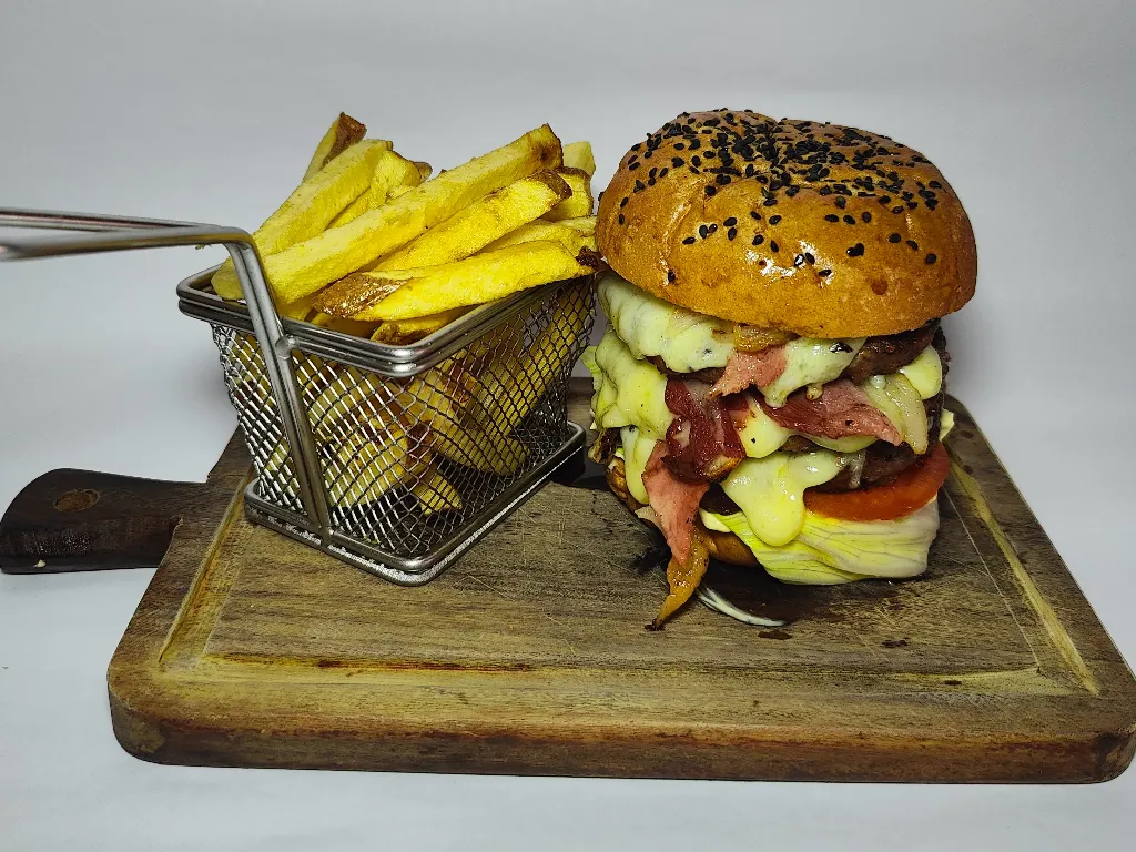 Hamburguesa Salvaje triple a la parrilla