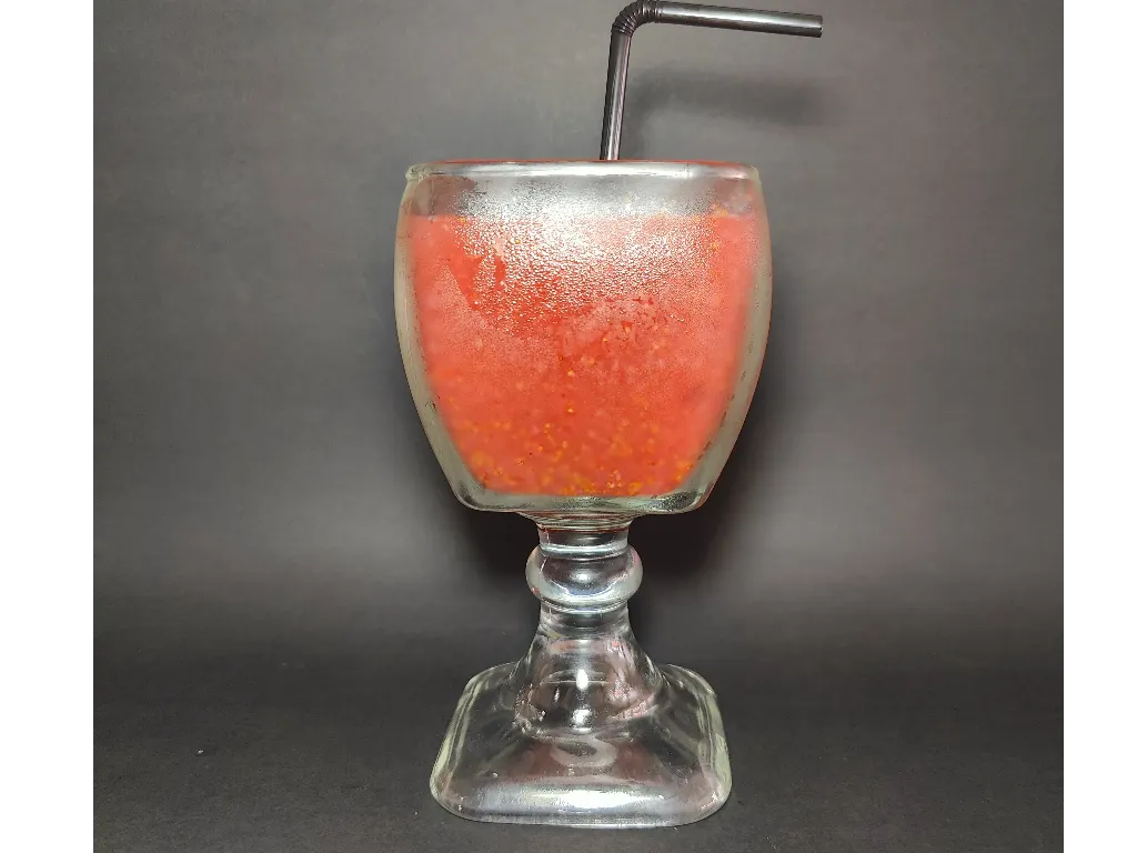 Refresco de frutilla en copa de vidrio